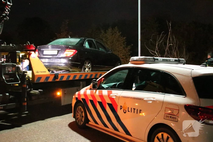 Auto vliegt uit bocht en belandt in water