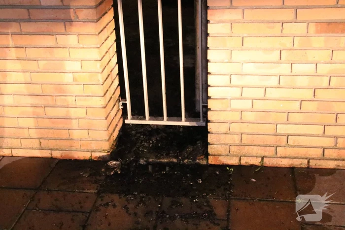 Brandende bank zorgt voor schade in trappenhuis