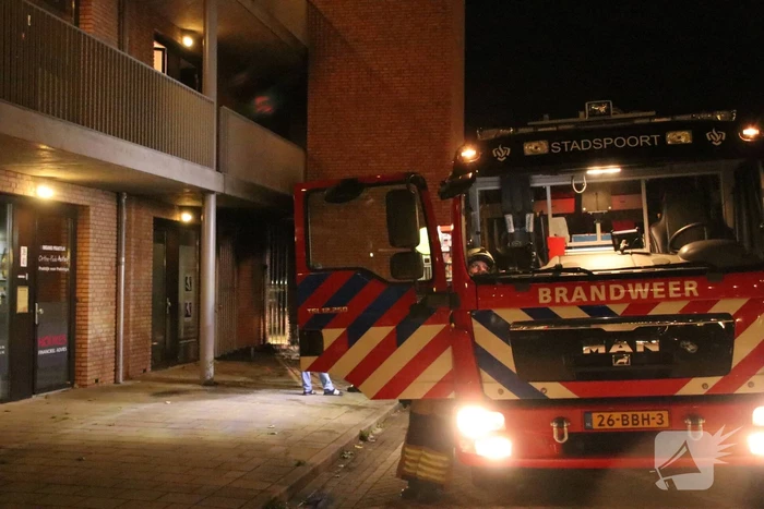 Brandende bank zorgt voor schade in trappenhuis