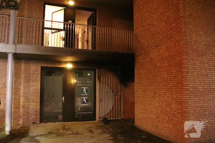 Brandende bank zorgt voor schade in trappenhuis