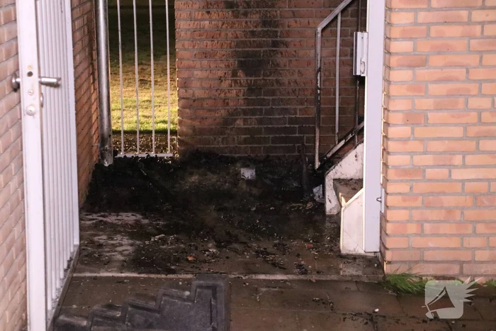 Brandende bank zorgt voor schade in trappenhuis