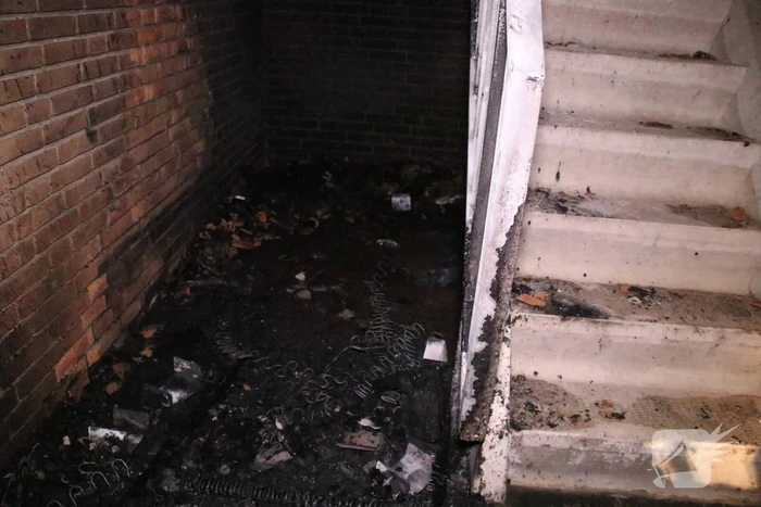 Brandende bank zorgt voor schade in trappenhuis