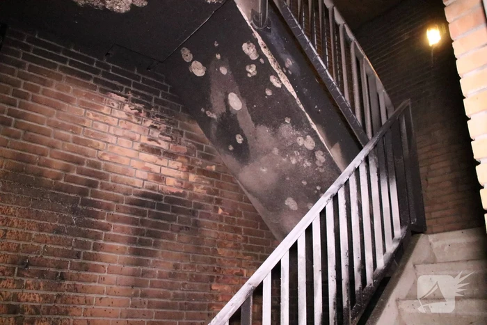 Brandende bank zorgt voor schade in trappenhuis