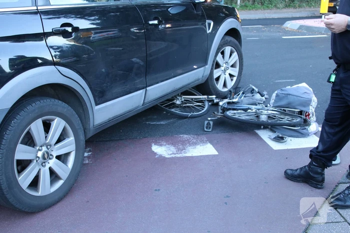Overstekende fietsster aangereden door auto