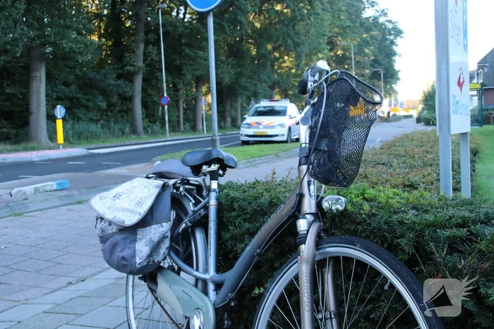 Overstekende fietsster aangereden door auto