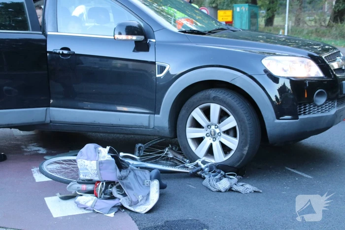 Overstekende fietsster aangereden door auto