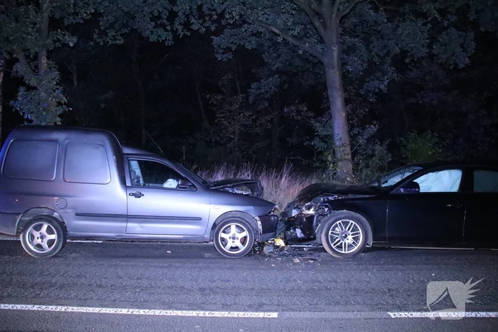 Veel schade na frontale aanrijding