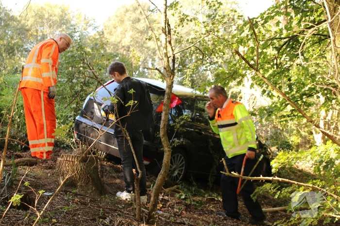 Automobilist rijdt van talud bij oprit