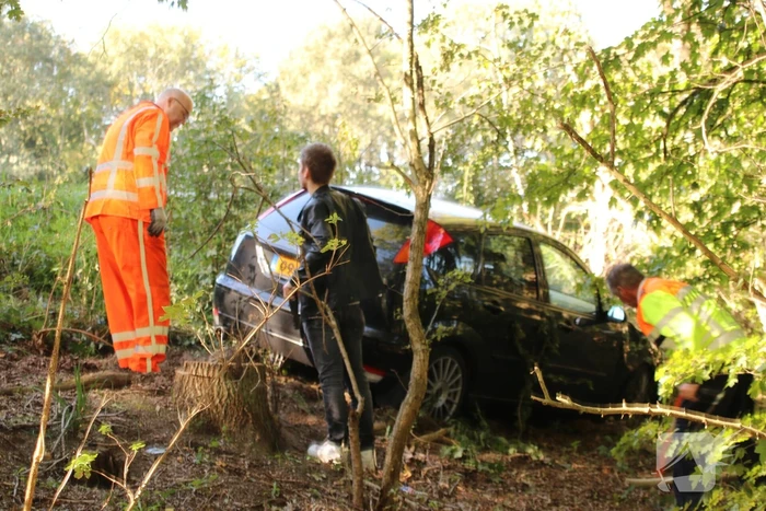 Automobilist rijdt van talud bij oprit