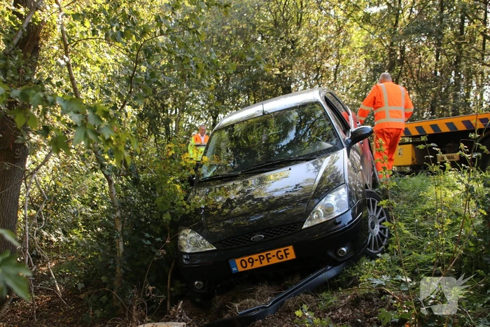 Automobilist rijdt van talud bij oprit