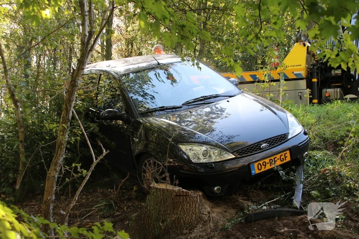 Automobilist rijdt van talud bij oprit