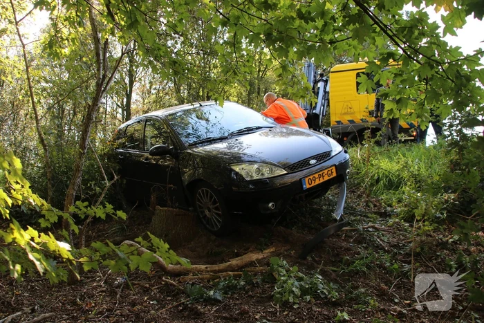 Automobilist rijdt van talud bij oprit