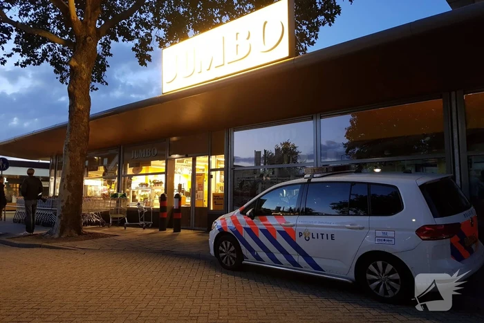 Man doet greep uit kassa en vlucht