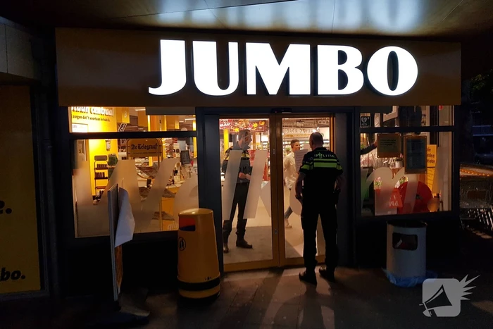 Man doet greep uit kassa en vlucht