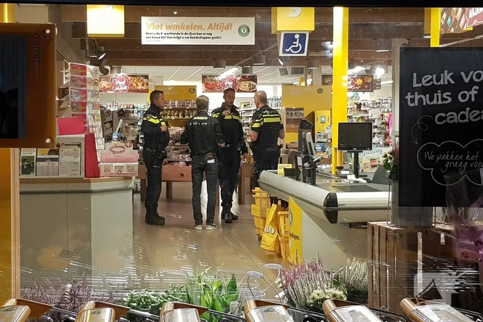 Man doet greep uit kassa en vlucht