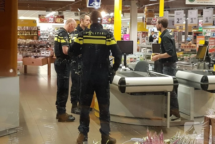 Man doet greep uit kassa en vlucht