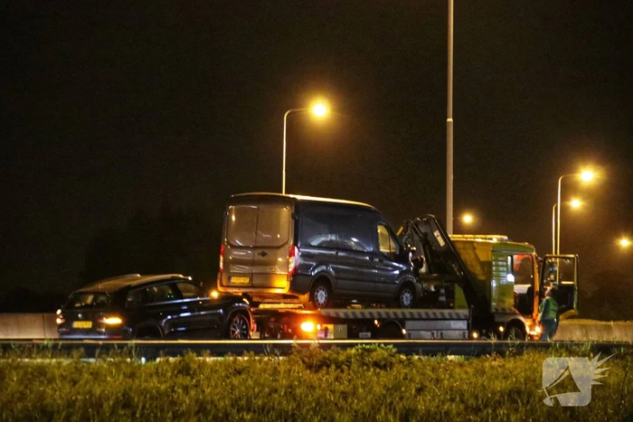Bestelbus botst op personenauto