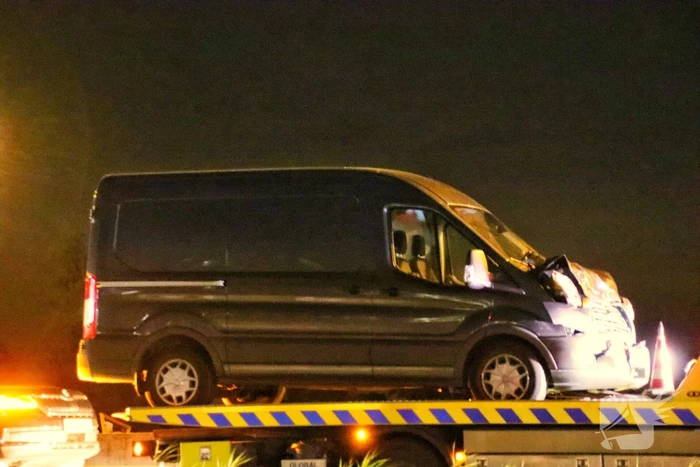 Bestelbus botst op personenauto