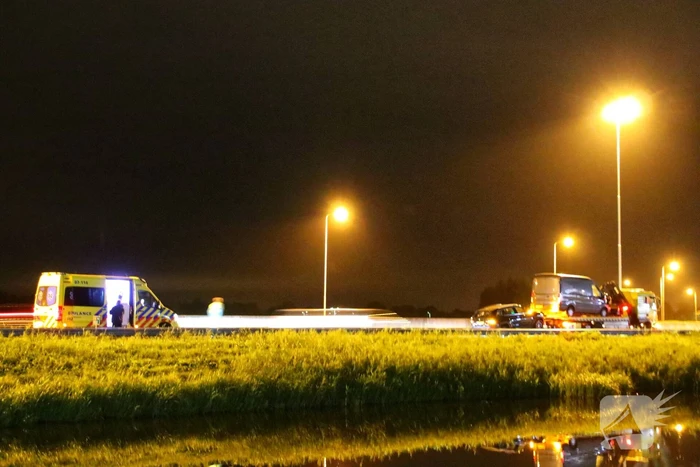 Bestelbus botst op personenauto