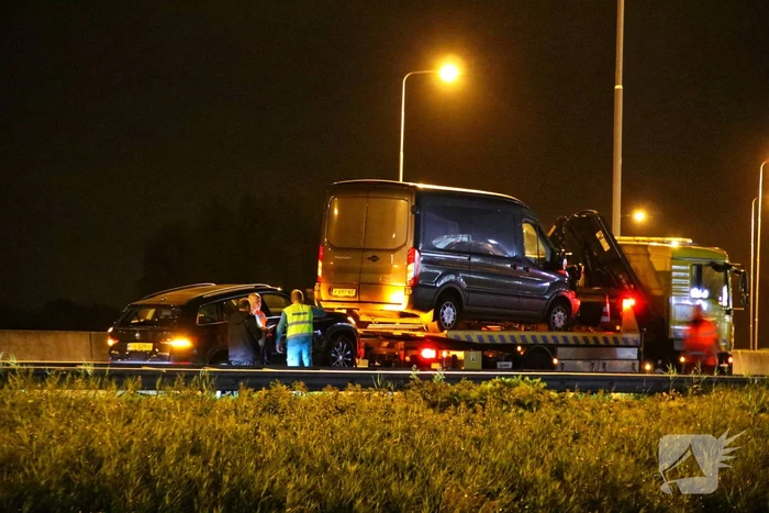 Bestelbus botst op personenauto