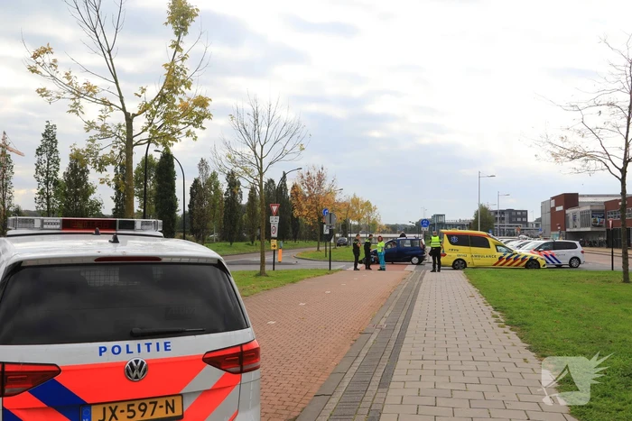 Scooterrijder boort zich in auto