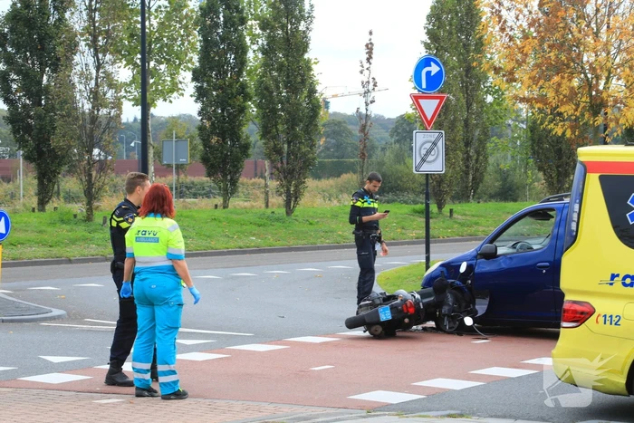 Scooterrijder boort zich in auto