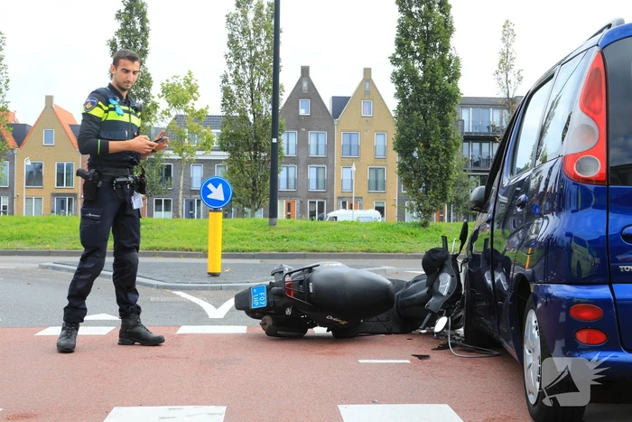 Scooterrijder boort zich in auto