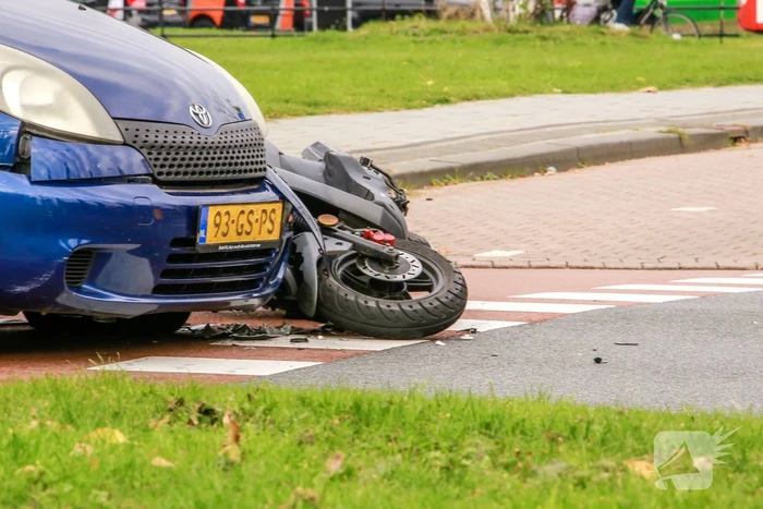 Scooterrijder boort zich in auto