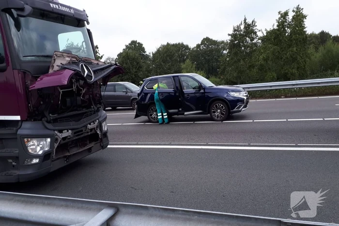 Gewonde bij flinke aanrijding tussen auto en vrachtwagen