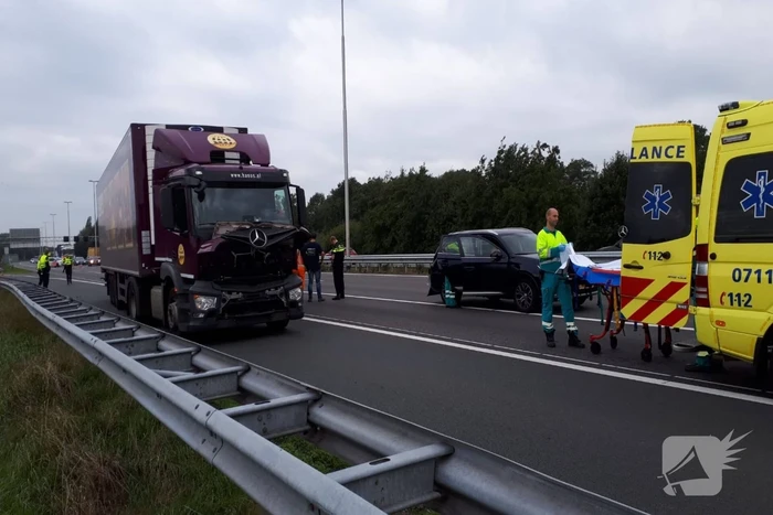 Gewonde bij flinke aanrijding tussen auto en vrachtwagen