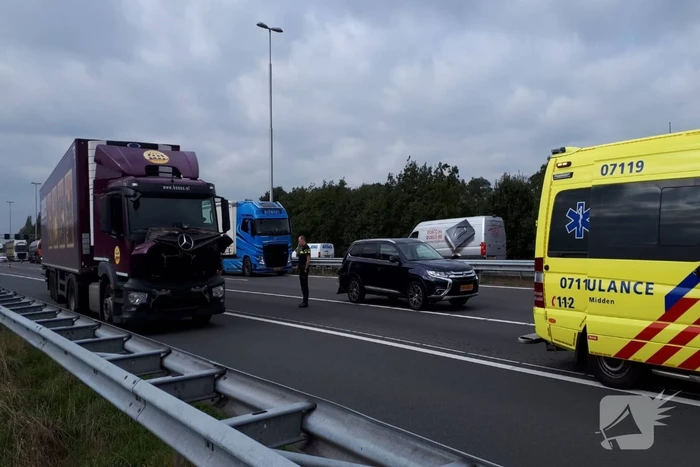 Gewonde bij flinke aanrijding tussen auto en vrachtwagen