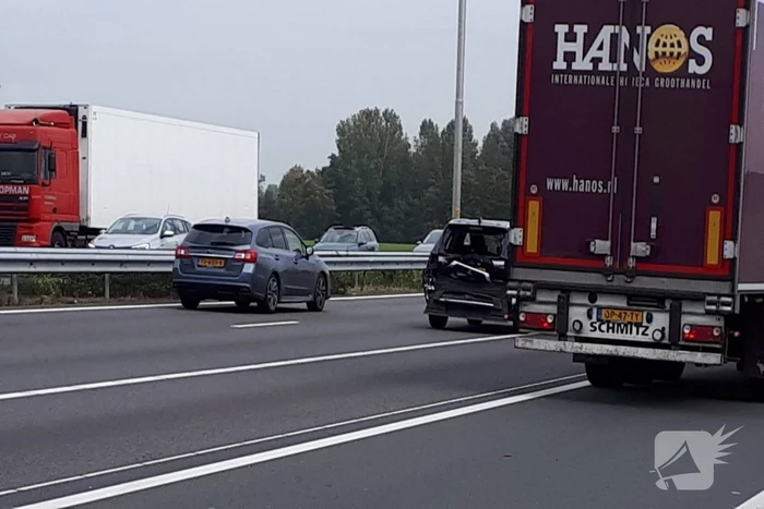 Gewonde bij flinke aanrijding tussen auto en vrachtwagen