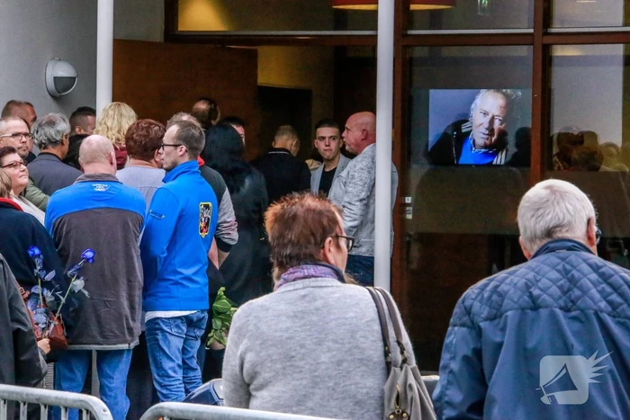 Fans nemen afscheid van Koos Alberts