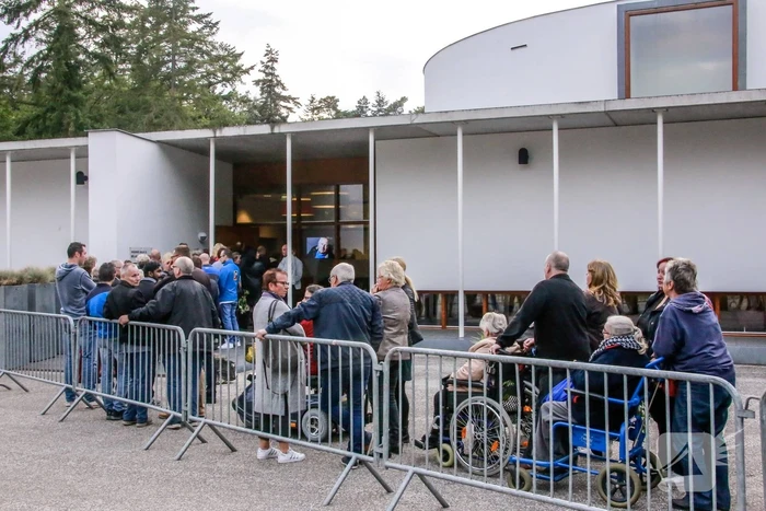 Fans nemen afscheid van Koos Alberts