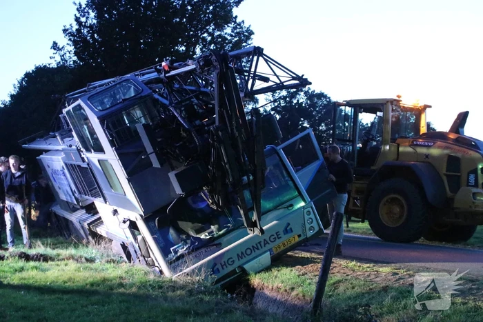 Kraanwagen belandt in de sloot