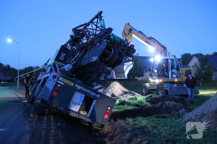 Kraanwagen belandt in de sloot