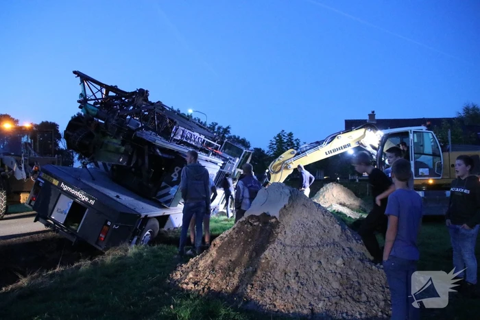 Kraanwagen belandt in de sloot
