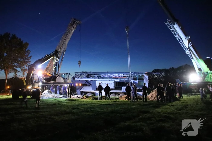 Kraanwagen belandt in de sloot