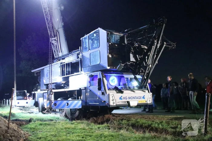 Kraanwagen belandt in de sloot