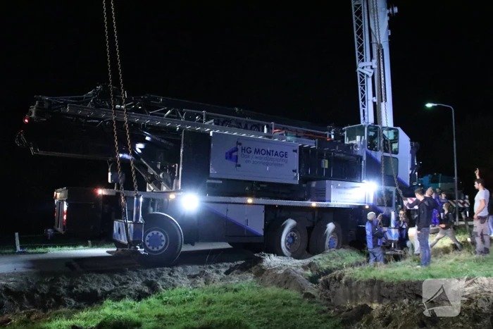 Kraanwagen belandt in de sloot