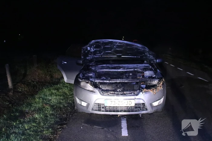 Auto vat vlam tijdens het rijden