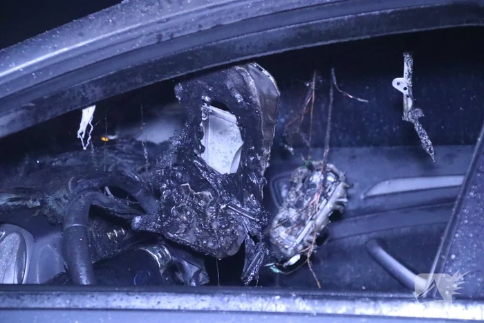 Auto vat vlam tijdens het rijden