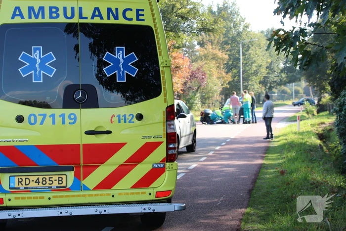 Motorrijder botst op auto