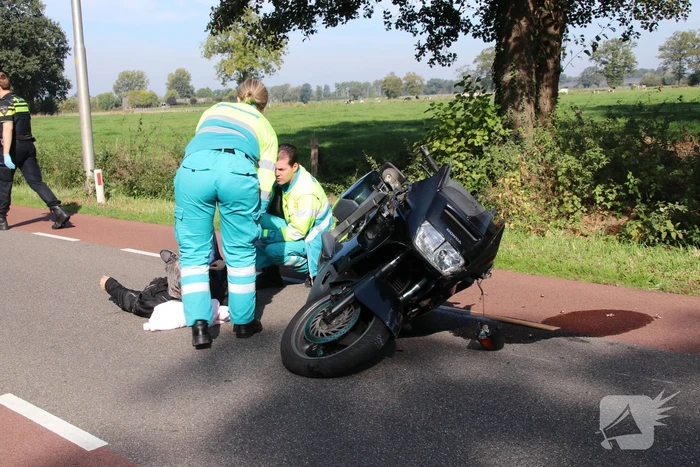 Motorrijder botst op auto