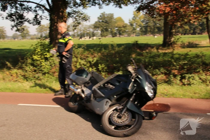 Motorrijder botst op auto
