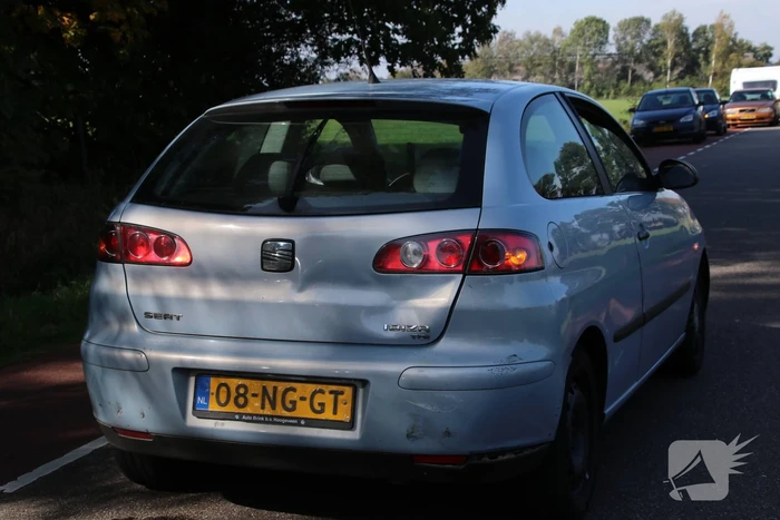 Motorrijder botst op auto