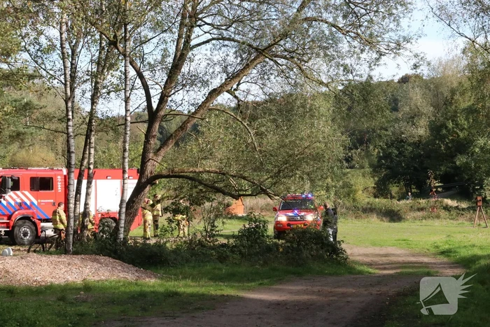 Mountainbiker valt in zandgat in het bos en raakt gewond