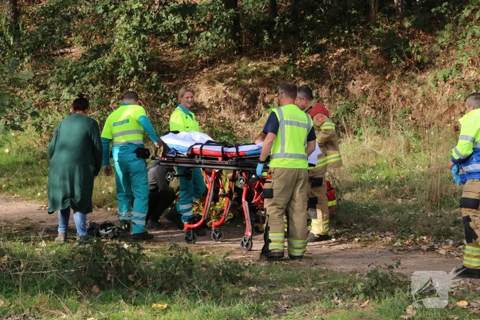 Mountainbiker valt in zandgat in het bos en raakt gewond