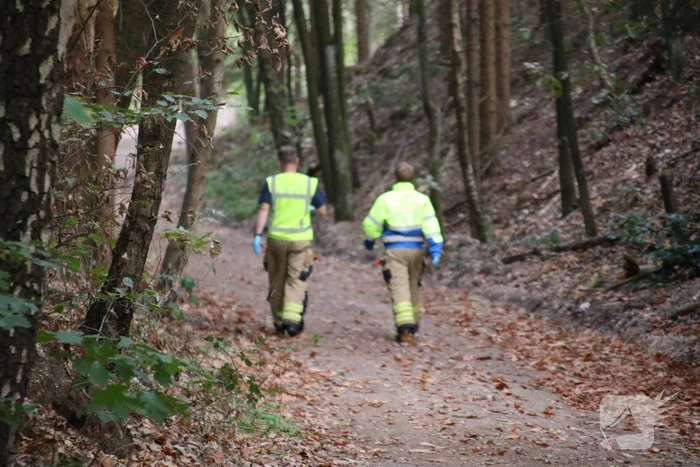 Mountainbiker valt in zandgat in het bos en raakt gewond