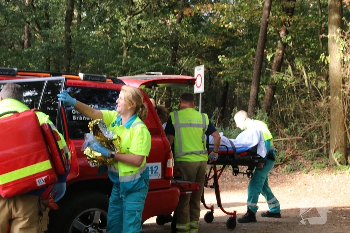Mountainbiker valt in zandgat in het bos en raakt gewond